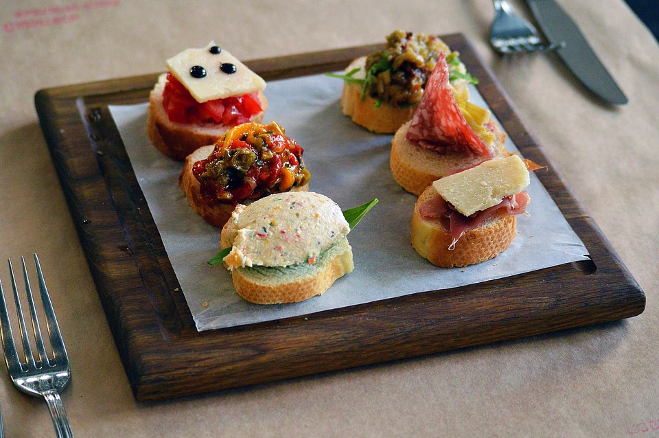 Appetizer bread cutlery