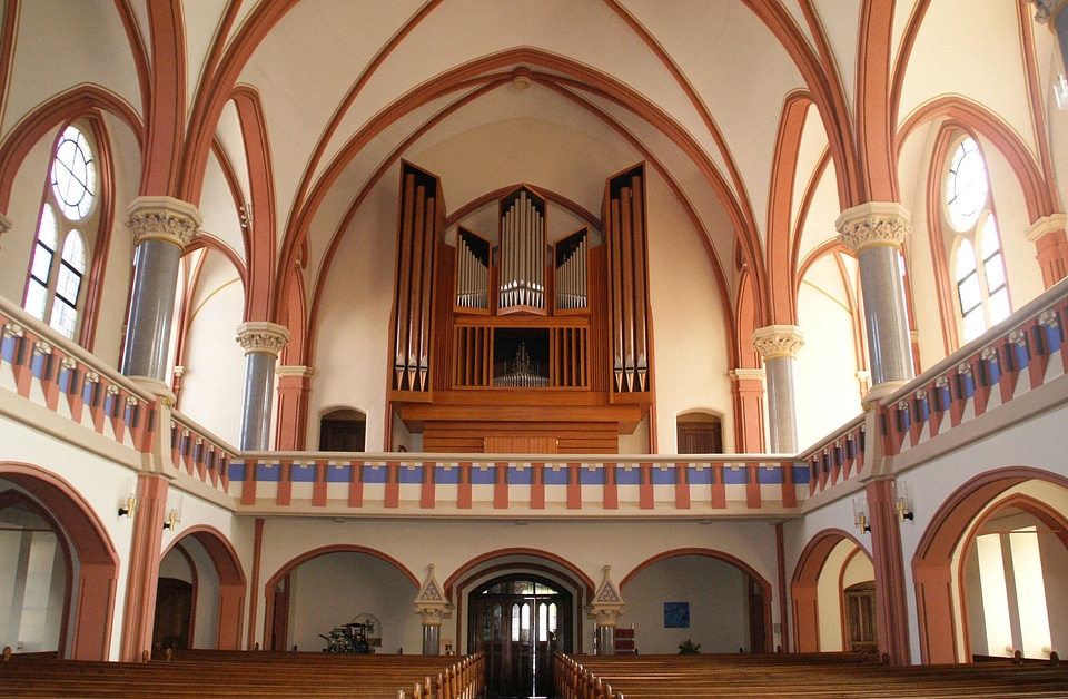 Altar arch architectural style