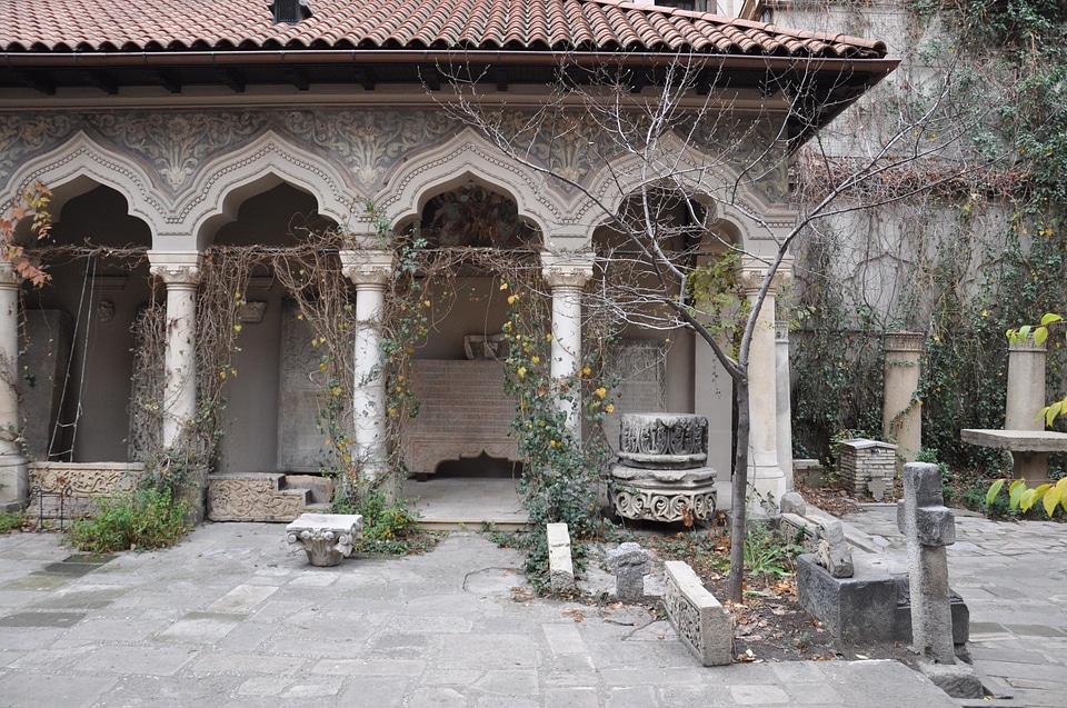 Ancient arch architectural style