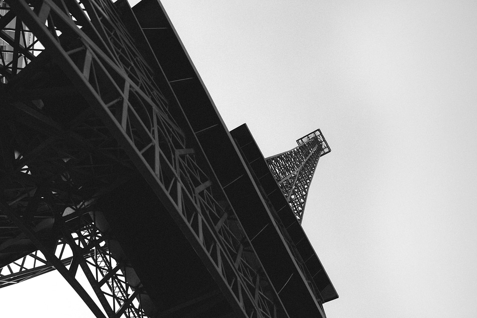 Angle architecture black