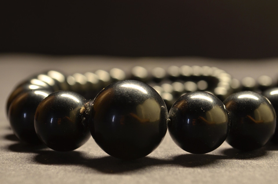 Accessory ball-shaped black