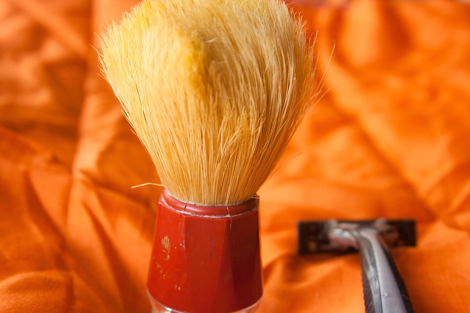 Brush close hand tool