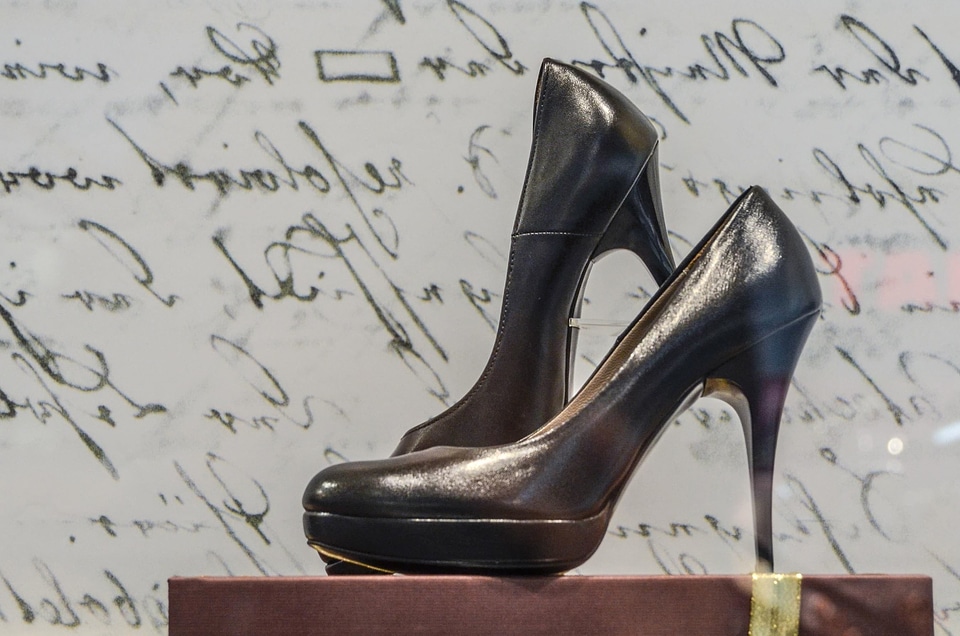 Black fashion foot