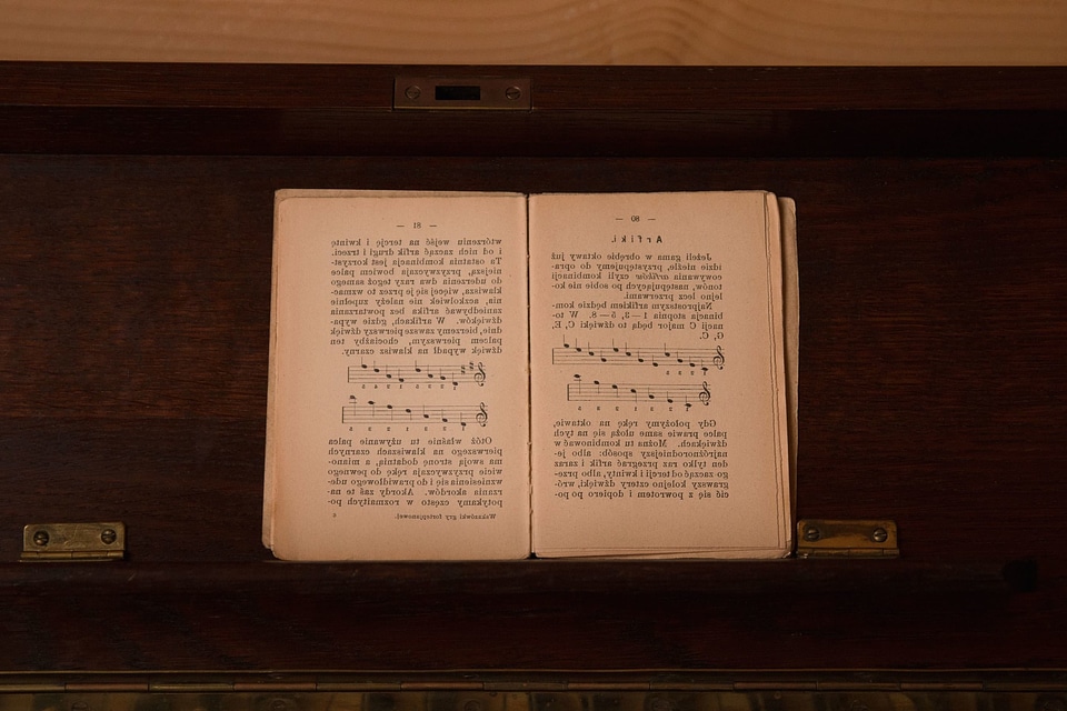 Art book instrument