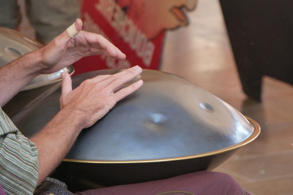 Acoustic hand instrument