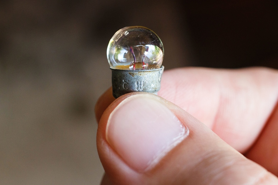 Bulb electricity finger