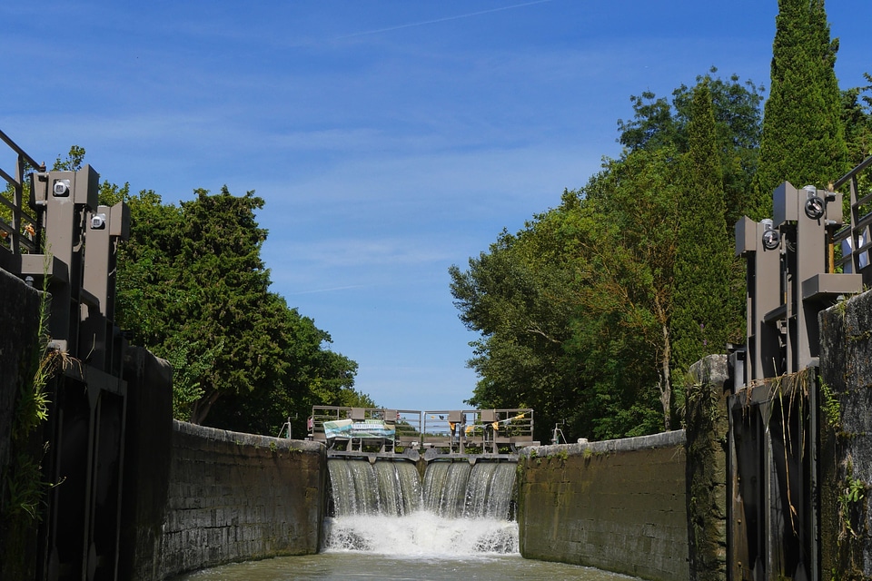 Concrete construction dam