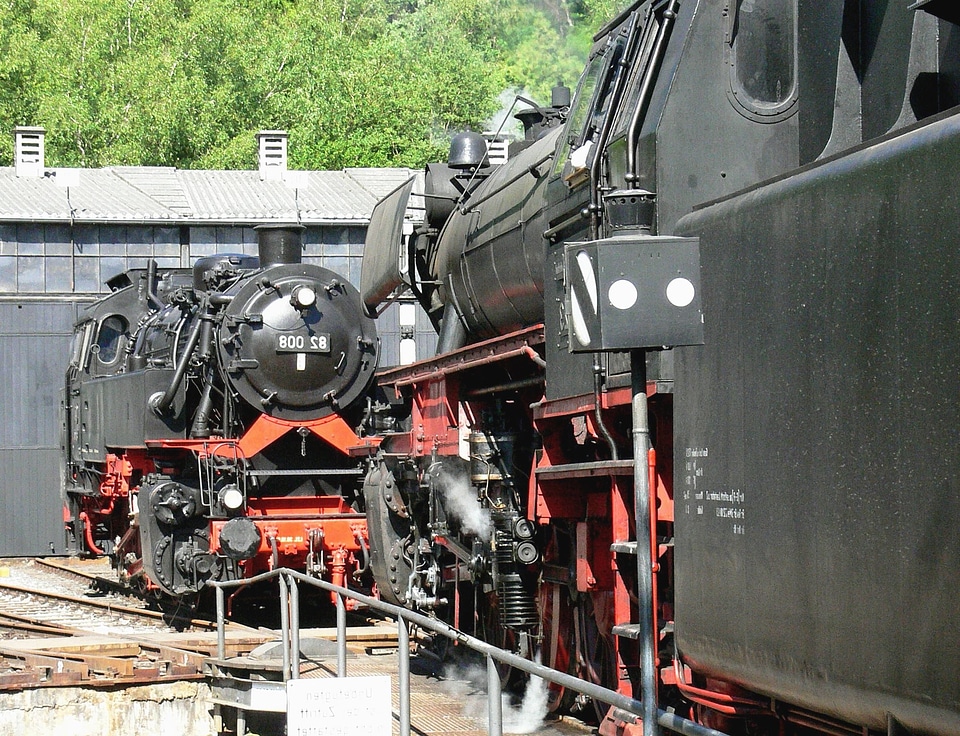 Fence locomotive mechanism