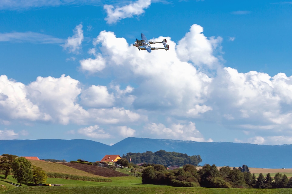 Aircraft cloud clouds