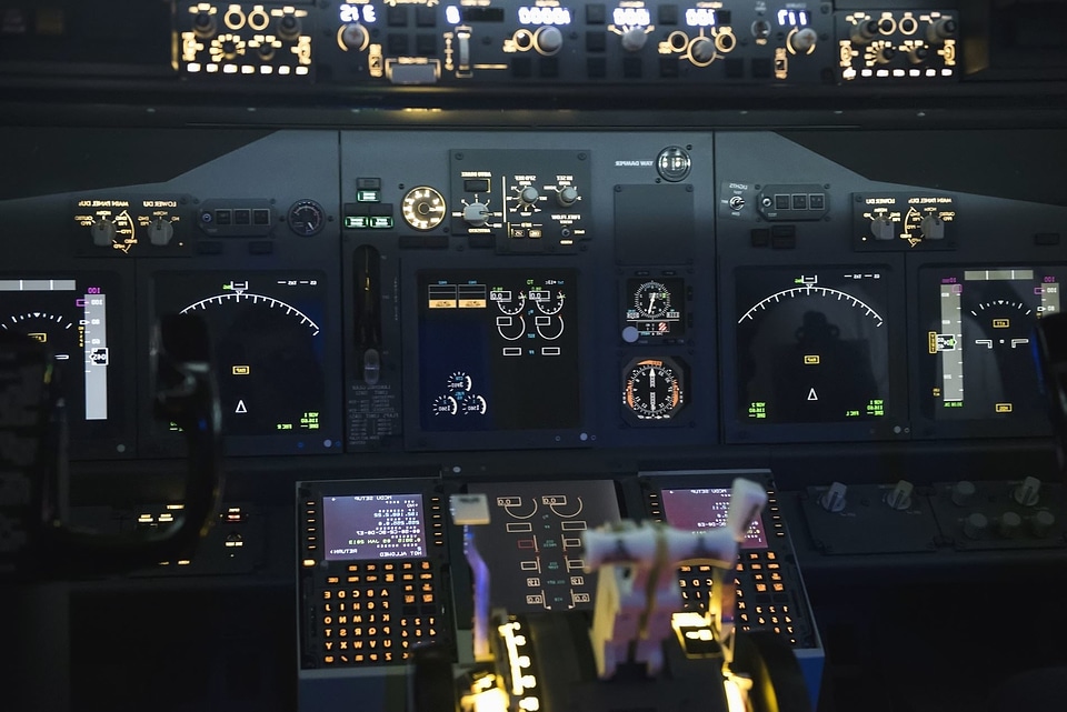 Aircraft cockpit device