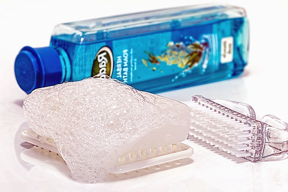 Bathroom brush cleaning