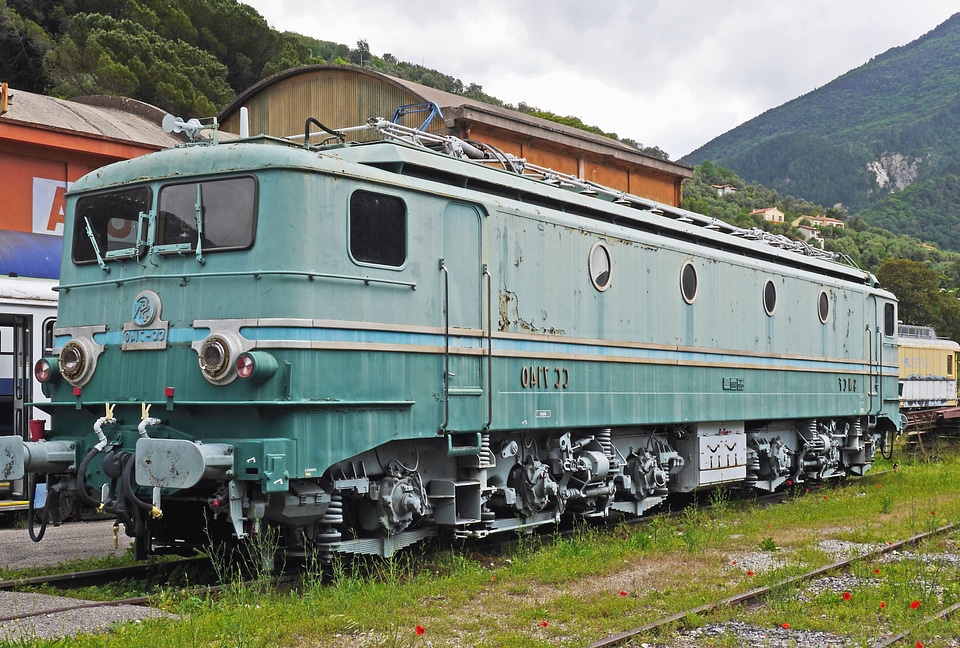 Building locomotive mechanism