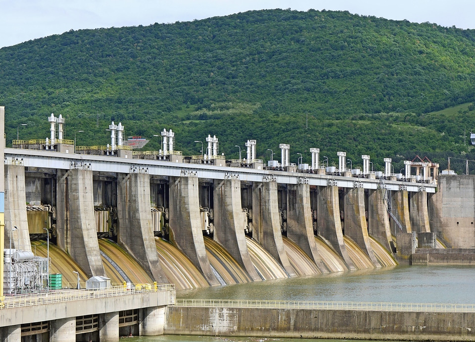 Barrier concrete dam