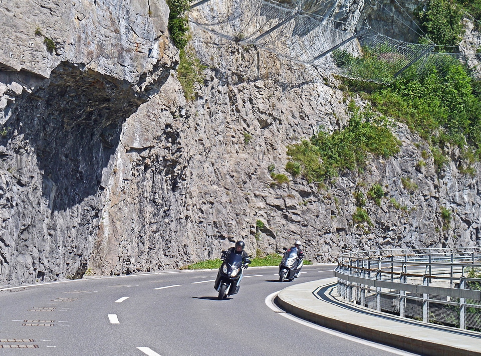 Asphalt bend cliff