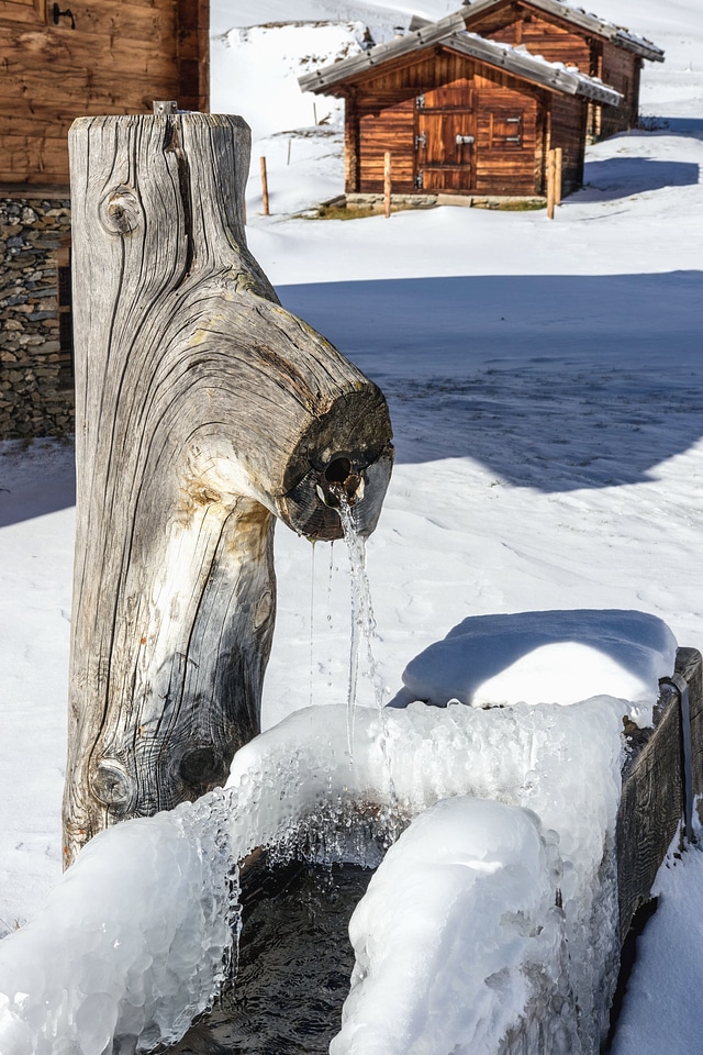Cold fountain ice