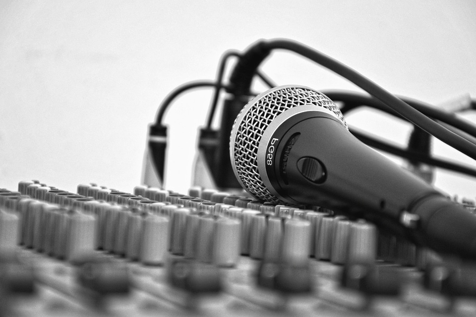 Amplifier artist black and white