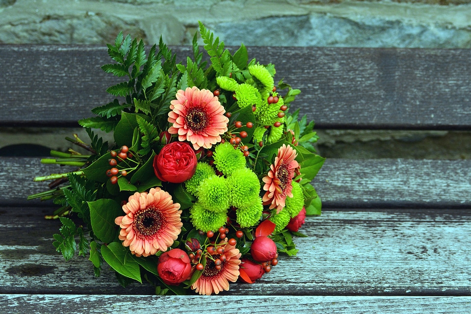 Beautiful Photo bench bouquet