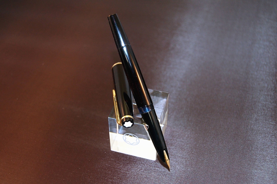 Metal pencil table