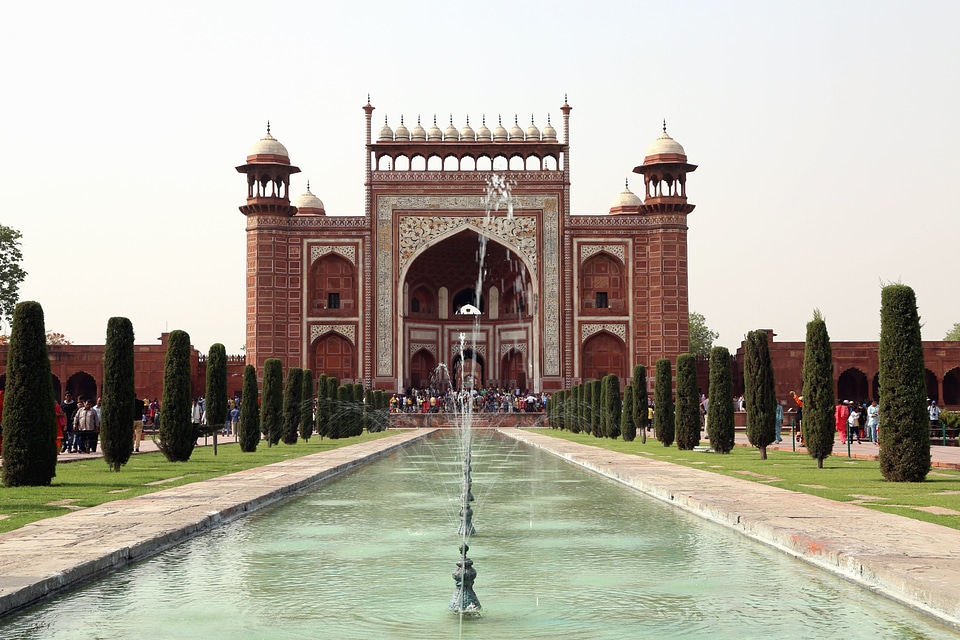 Building exterior fountain