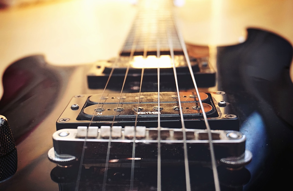 Acoustic band chain