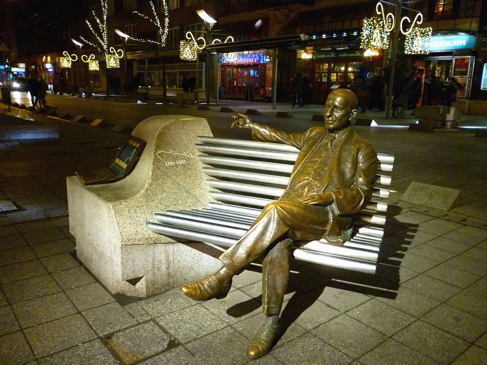 Attraction bench city