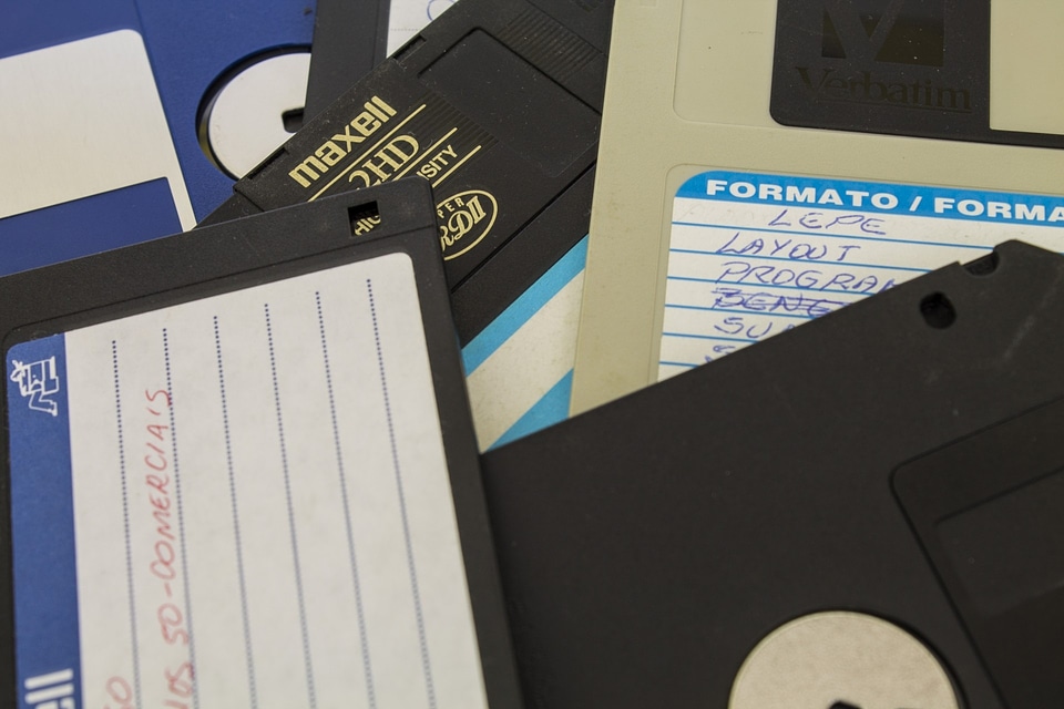 Floppy diskette memory