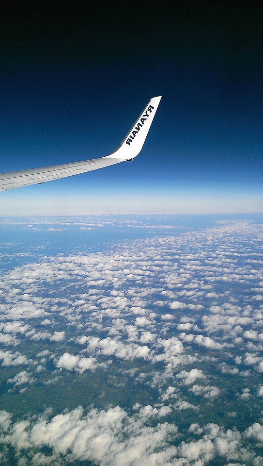 Aircraft cloud horizon
