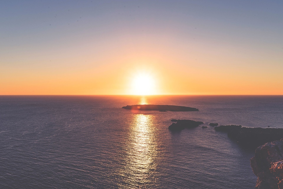 Horizon ocean rock