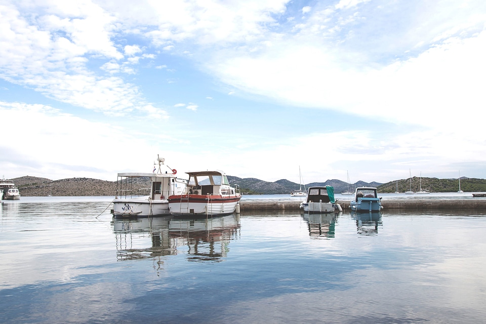 Boats lake mountains