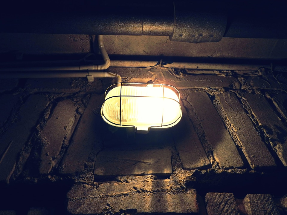 Basement darkness lamp