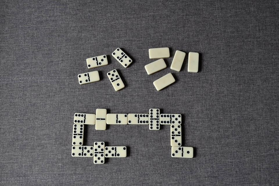 Dominoes play 