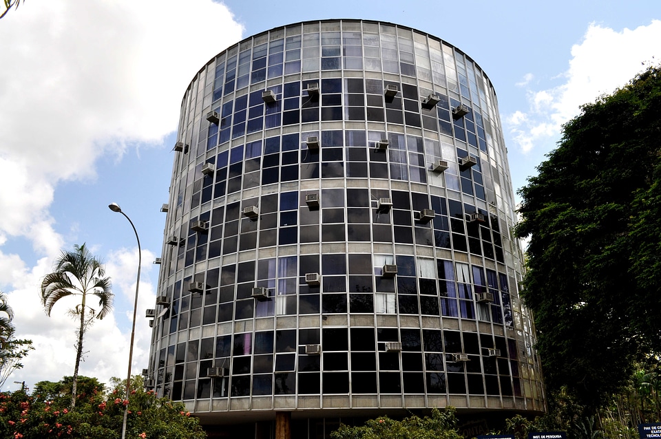 Building circular facade