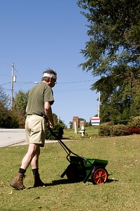 Fertilizer gardening grass plants