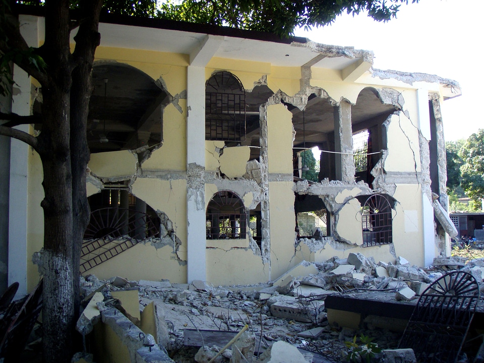 Building earthquake 