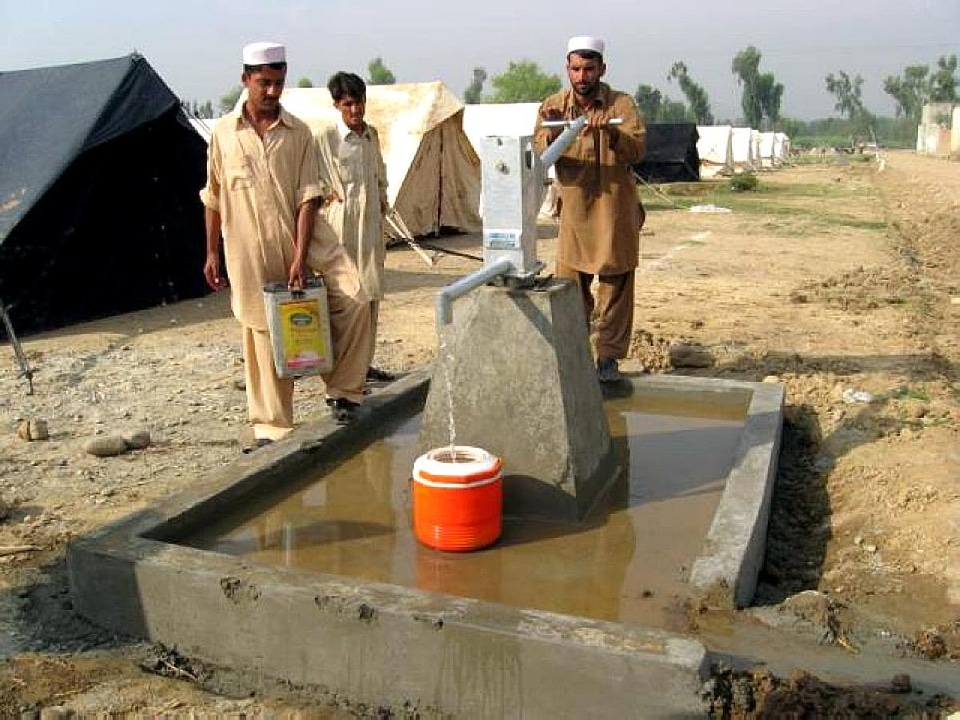 Bomb hand hand pump