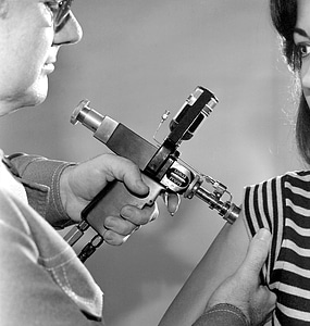 Administration black and white immunization