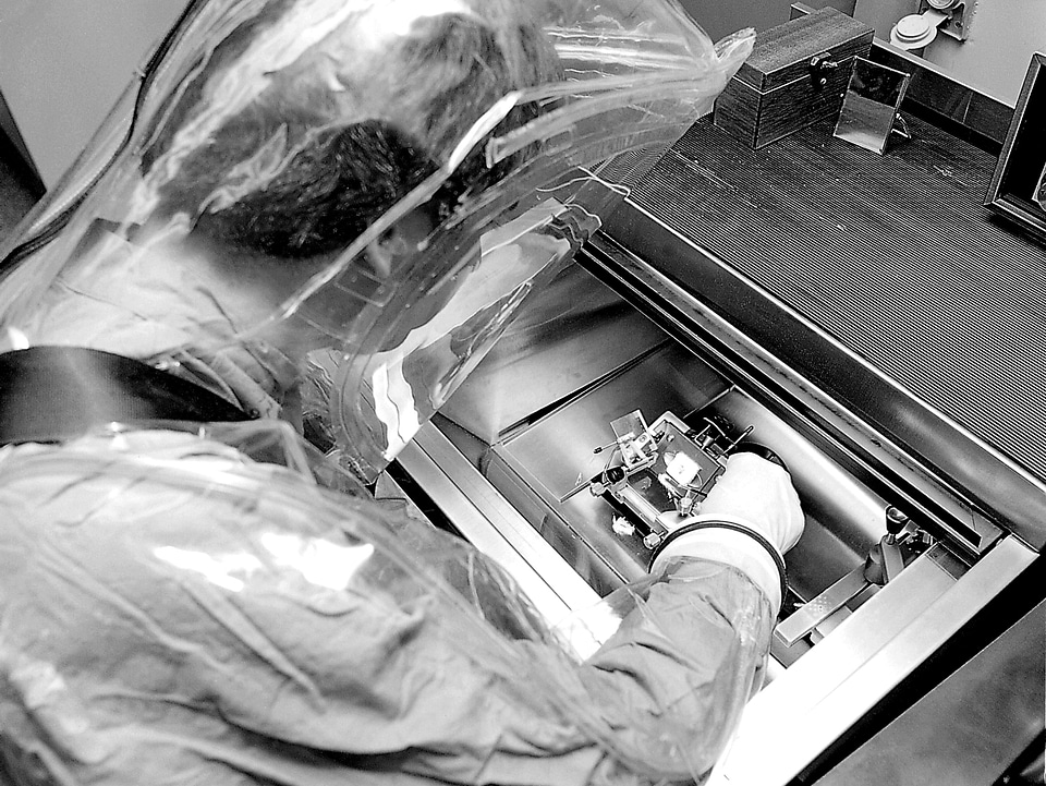 Apparatus containment cryostat