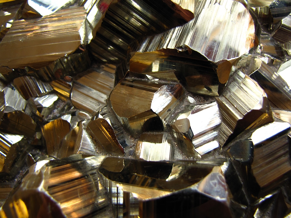 Crystal formation metal surface
