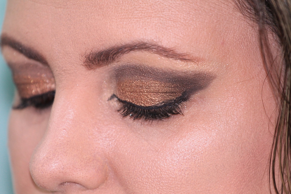 Eyeliner shadows woman
