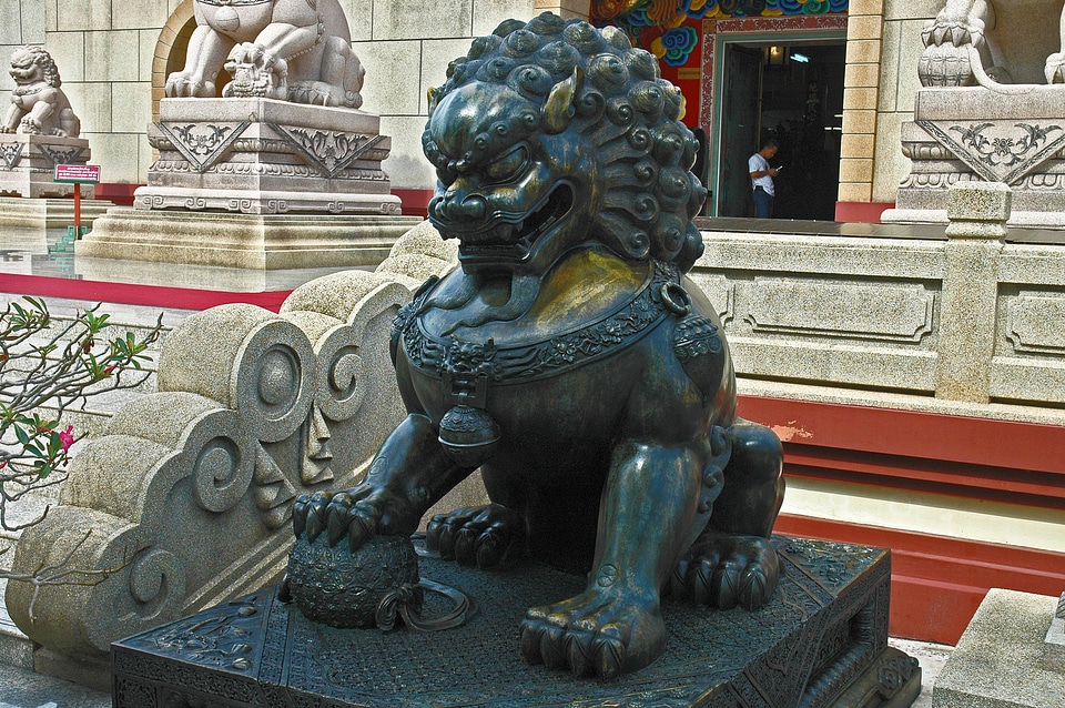 Broncefigur sculpture lion