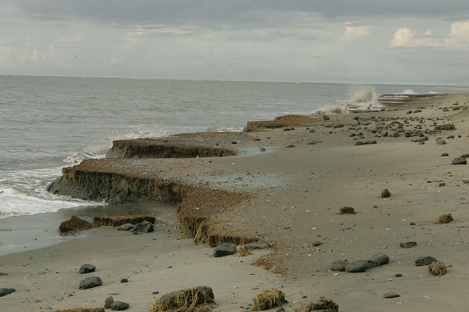 Cause coast erosion