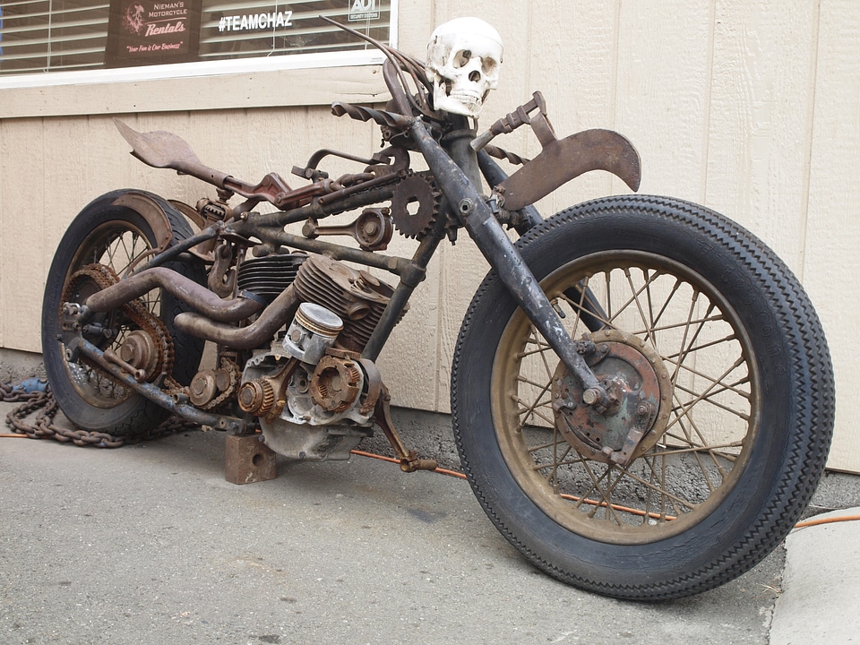 Motorcycle engine rots drum brake