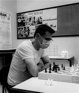 Pessoa jogando xadrez / Person playing chess photo