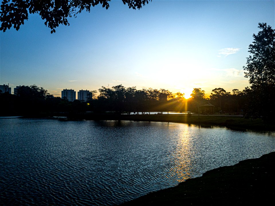 Pôr do sol no Parque Centenário da Imigração Japonesa, por do sol 2022 04 23