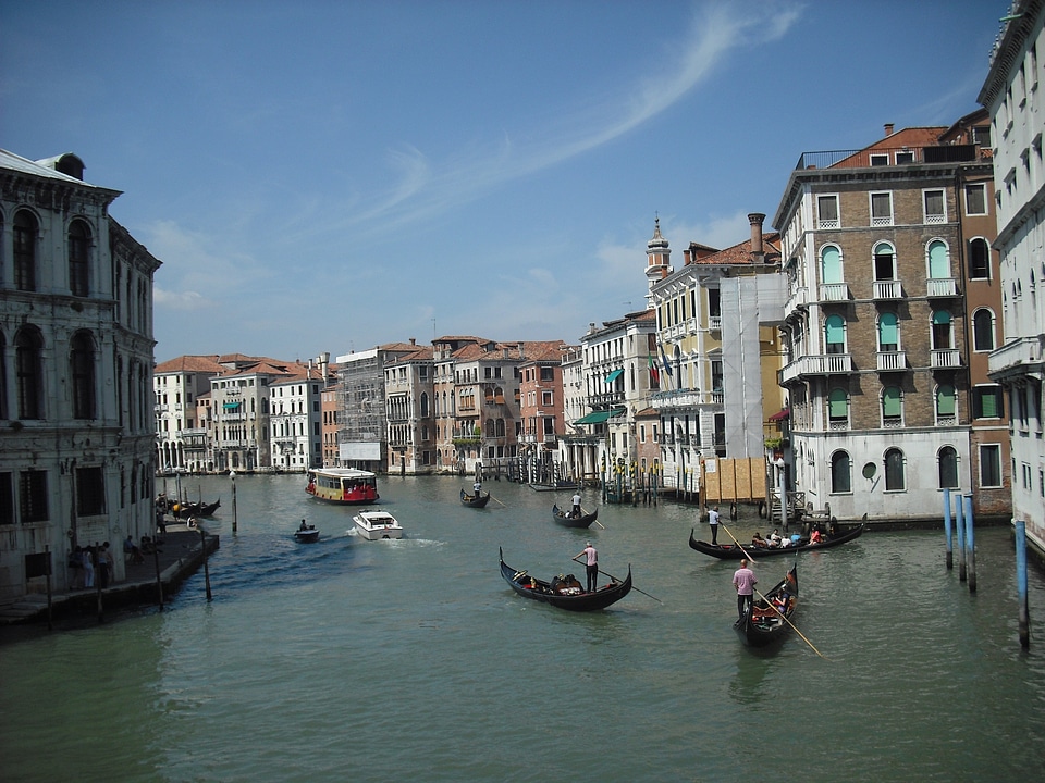 Lagoon houses gondolas