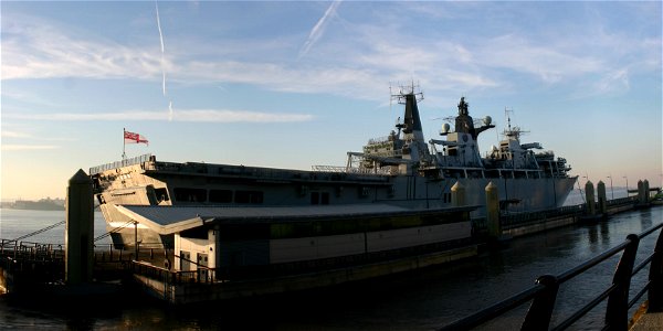 HMS Bulwark (L15) photo