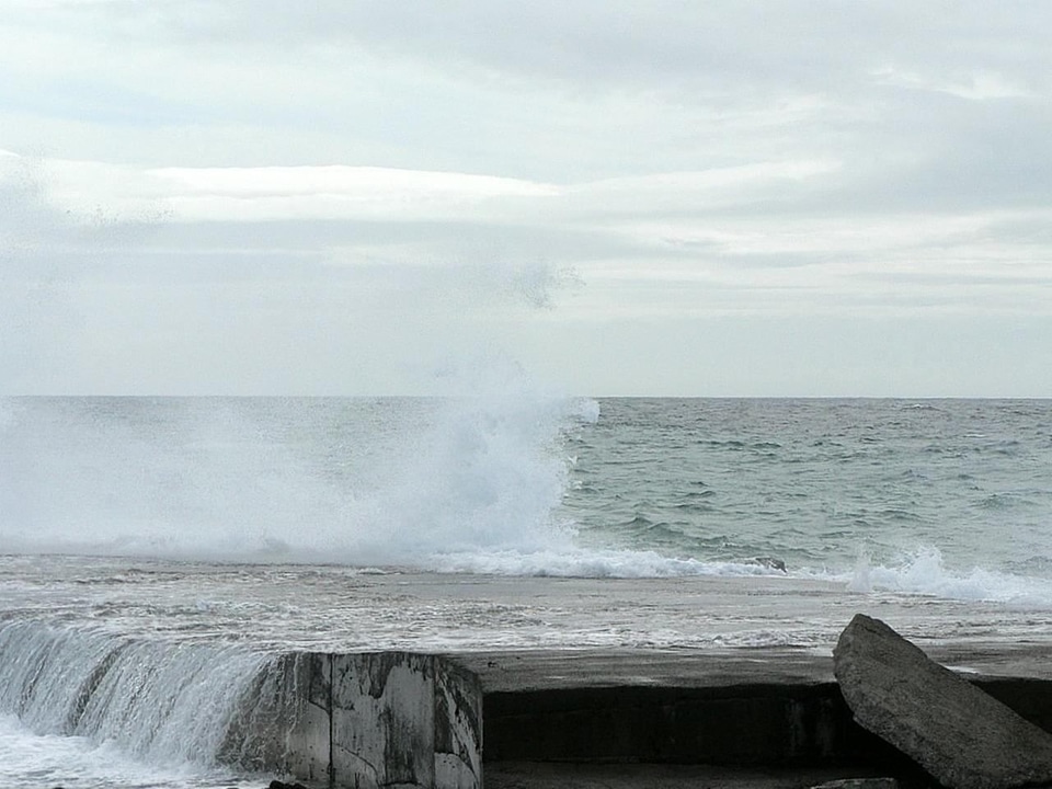Rocks strand wave