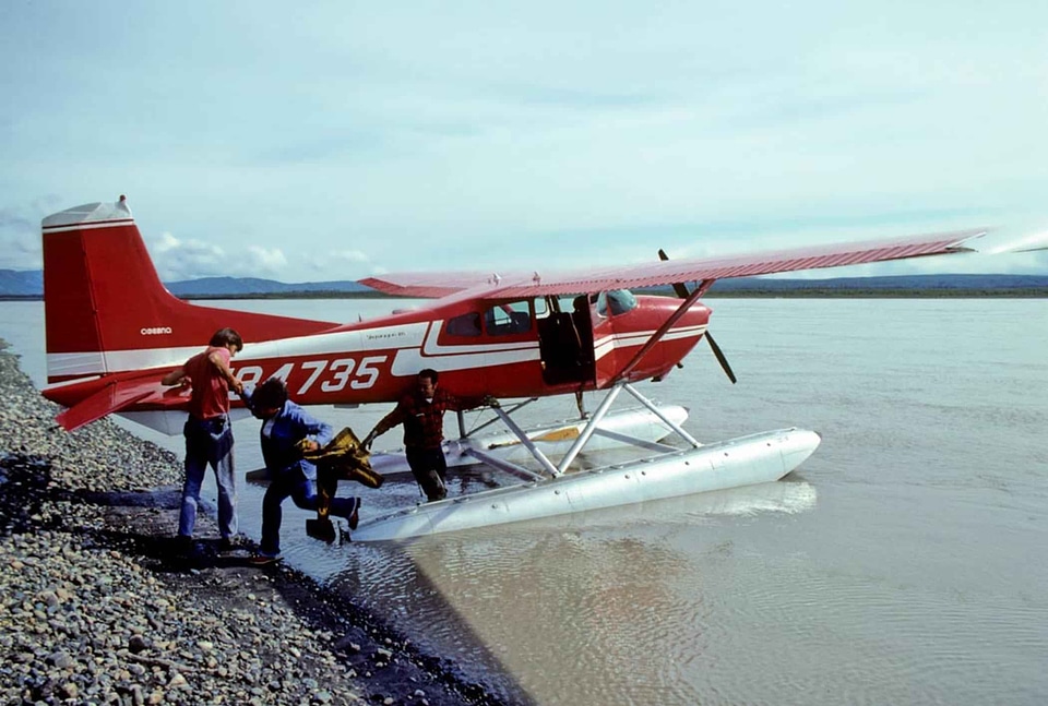 Airplane carriage float