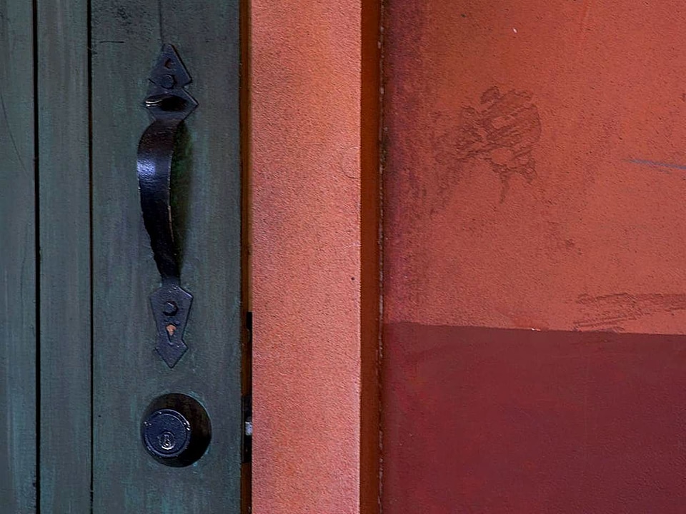 Block doorway latch