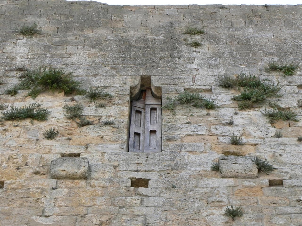 Hatch stone stone wall